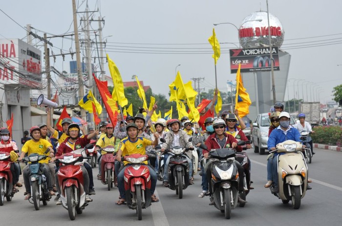 Diễu hành trên khắp nẻo đường kể cả khi đội nhà...thất bại.